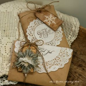 Envolver regalos con blondas de papel en Navidad