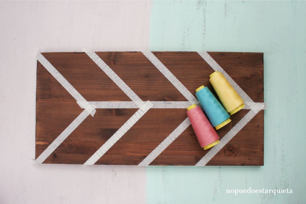 Cartel de madera decorado con hilos. String art. Nogalina. DIY