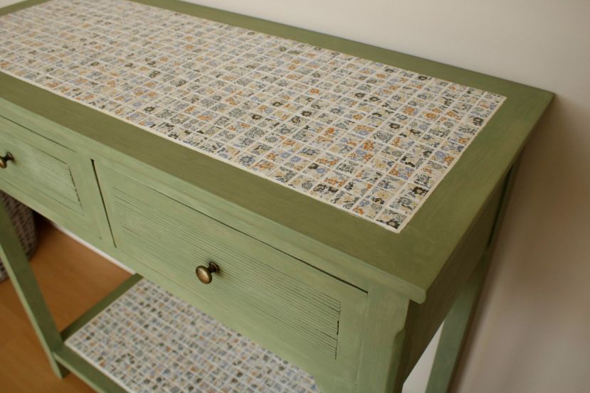 mesa decorada con azulejos