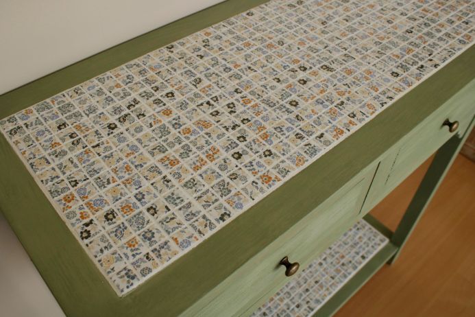 mesa decorada con azulejos